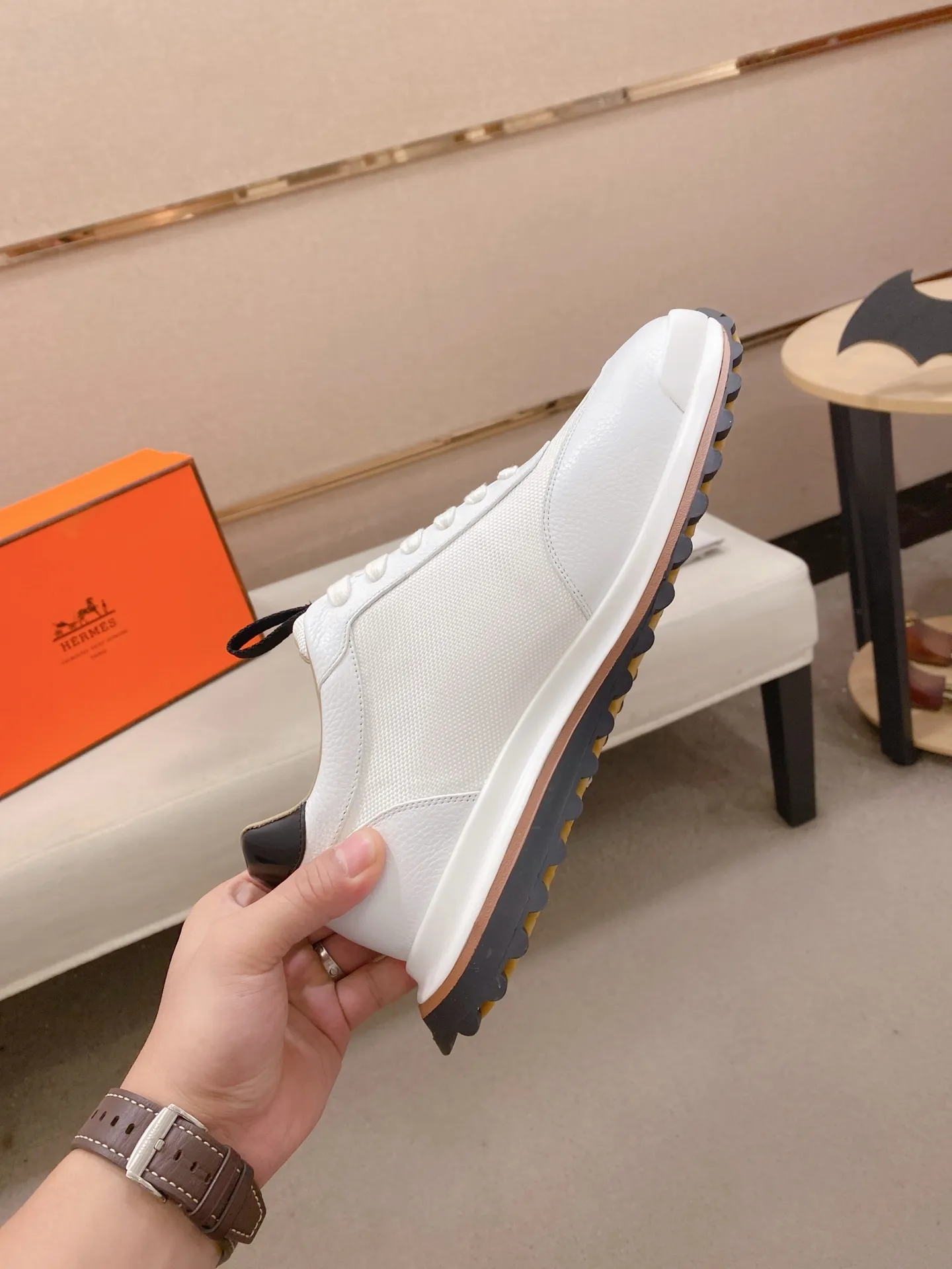 Men's shoes💰: 640💰HERMES/Hermes Leader sneakers! Tech twill, calfskin and suede goatskin sneakers featuring paneled multicolor twill, calfskin and suede. Lightweight geometric sole for a stylish urban look. Product details: White and orange rubber sole Black rubber sole with orange rubber insert Light natural leather insert White rubber toe cap Beige lambskin insole and lining Cotton strap, rubber lettering Sole height: 4cm Size: 38-39-40-41-42-43-44 (45.46 custom-made)